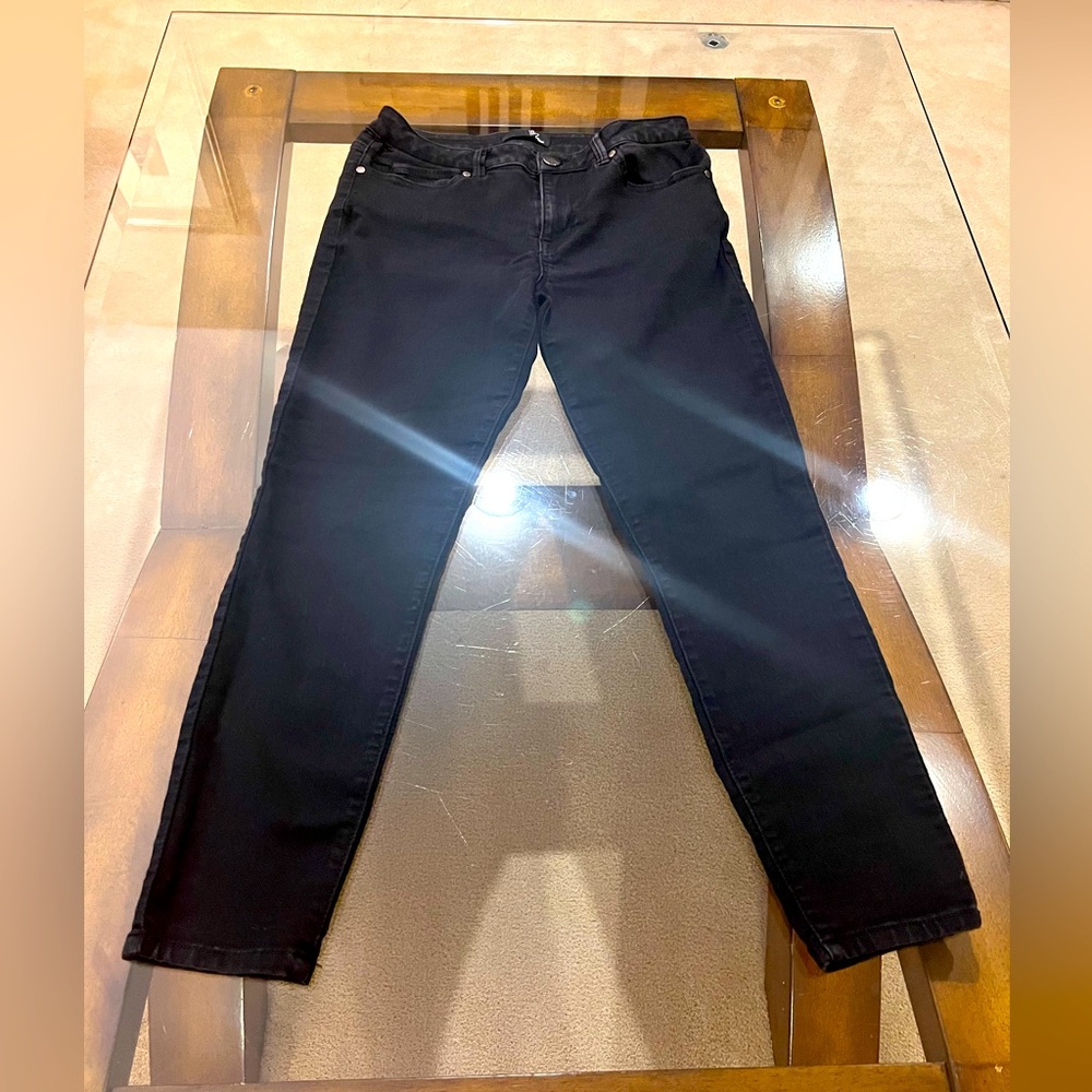 Black ankle length 1822 skinny jeans.